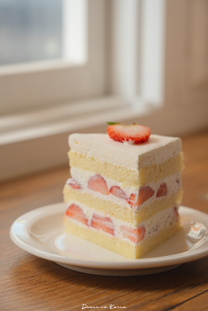 釜山南浦咖啡廳推薦!Top floor탑플로어-草莓鮮奶油蛋糕清爽不膩口，法式風格空間又好拍照
