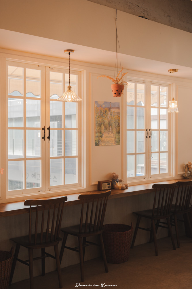 釜山南浦咖啡廳推薦!Top floor탑플로어-草莓鮮奶油蛋糕清爽不膩口，法式風格空間又好拍照