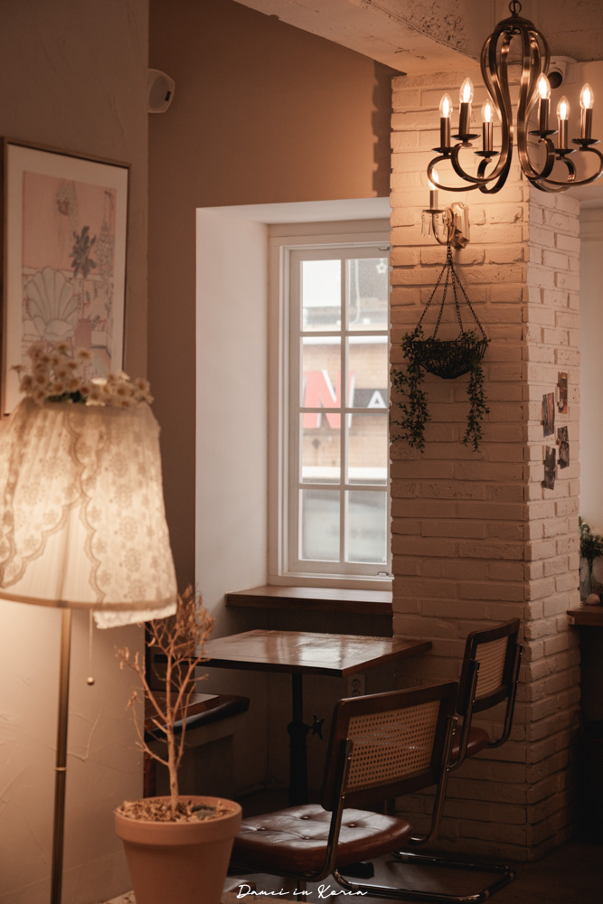 釜山南浦咖啡廳推薦!Top floor탑플로어-草莓鮮奶油蛋糕清爽不膩口，法式風格空間又好拍照