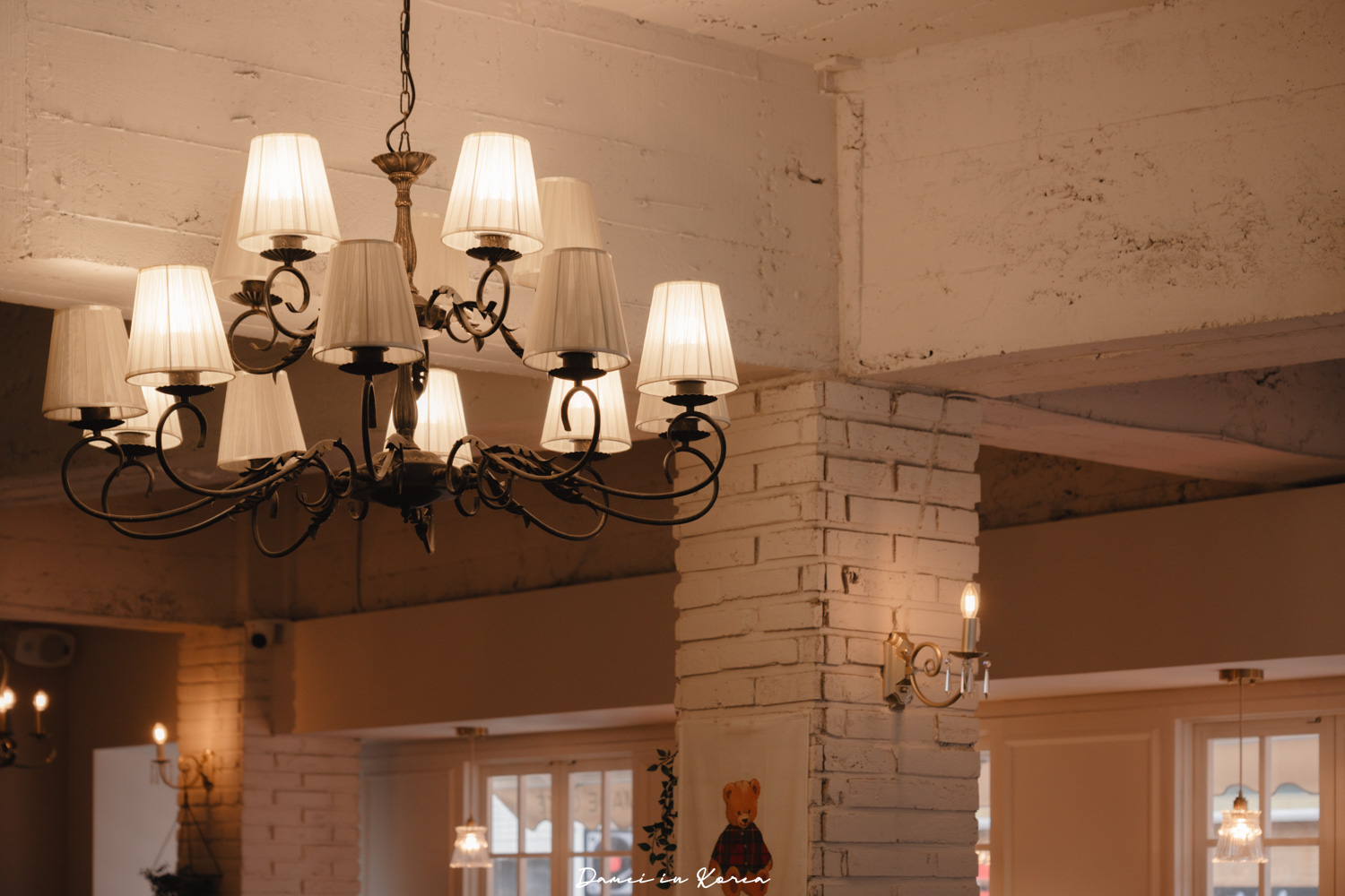 釜山南浦咖啡廳推薦!Top floor탑플로어-草莓鮮奶油蛋糕清爽不膩口，法式風格空間又好拍照