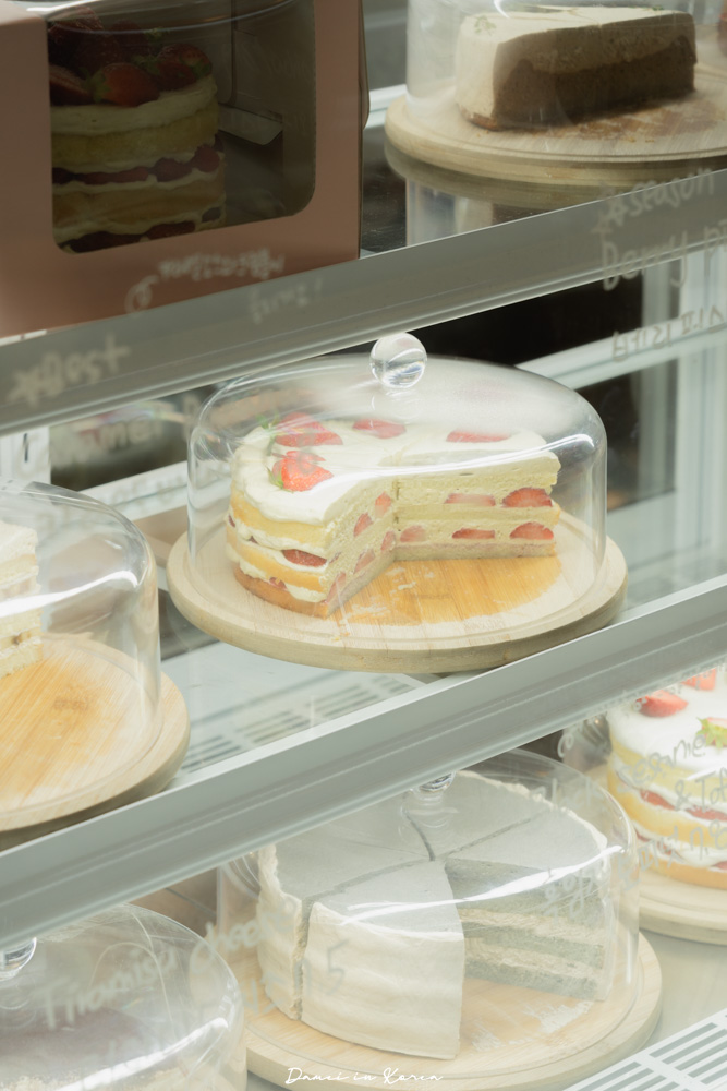 釜山南浦咖啡廳推薦!Top floor탑플로어-草莓鮮奶油蛋糕清爽不膩口，法式風格空間又好拍照
