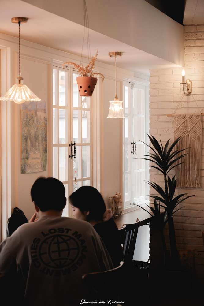 釜山南浦咖啡廳推薦!Top floor탑플로어-草莓鮮奶油蛋糕清爽不膩口，法式風格空間又好拍照