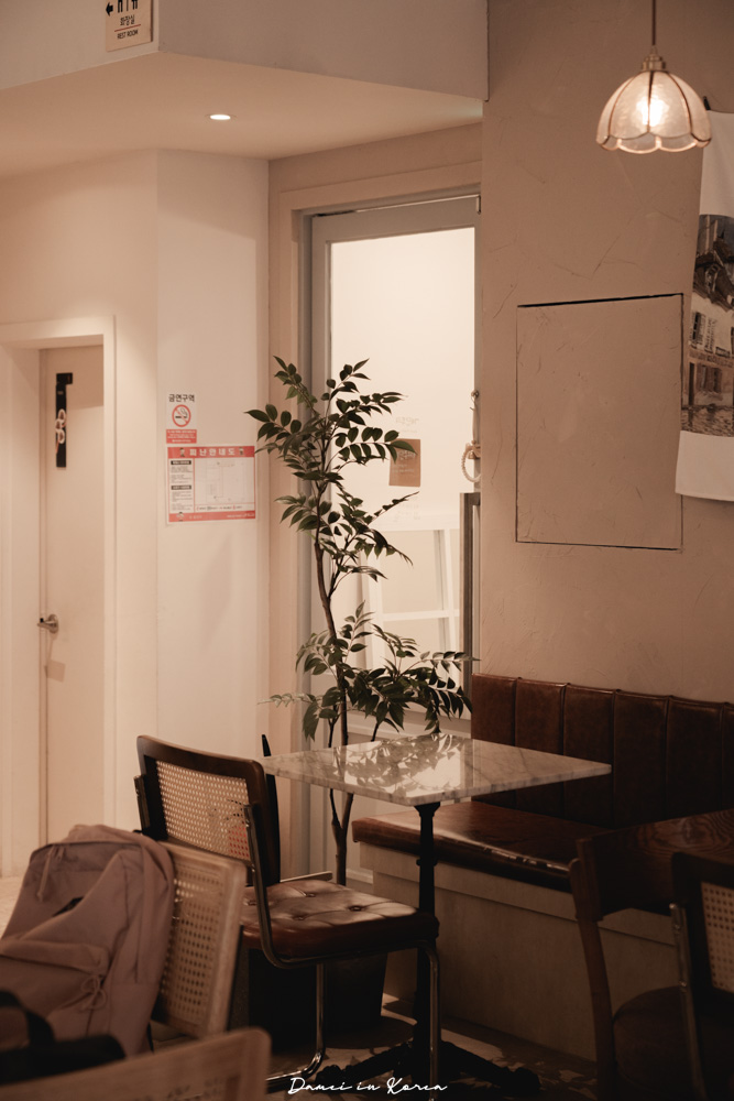 釜山南浦咖啡廳推薦!Top floor탑플로어-草莓鮮奶油蛋糕清爽不膩口，法式風格空間又好拍照