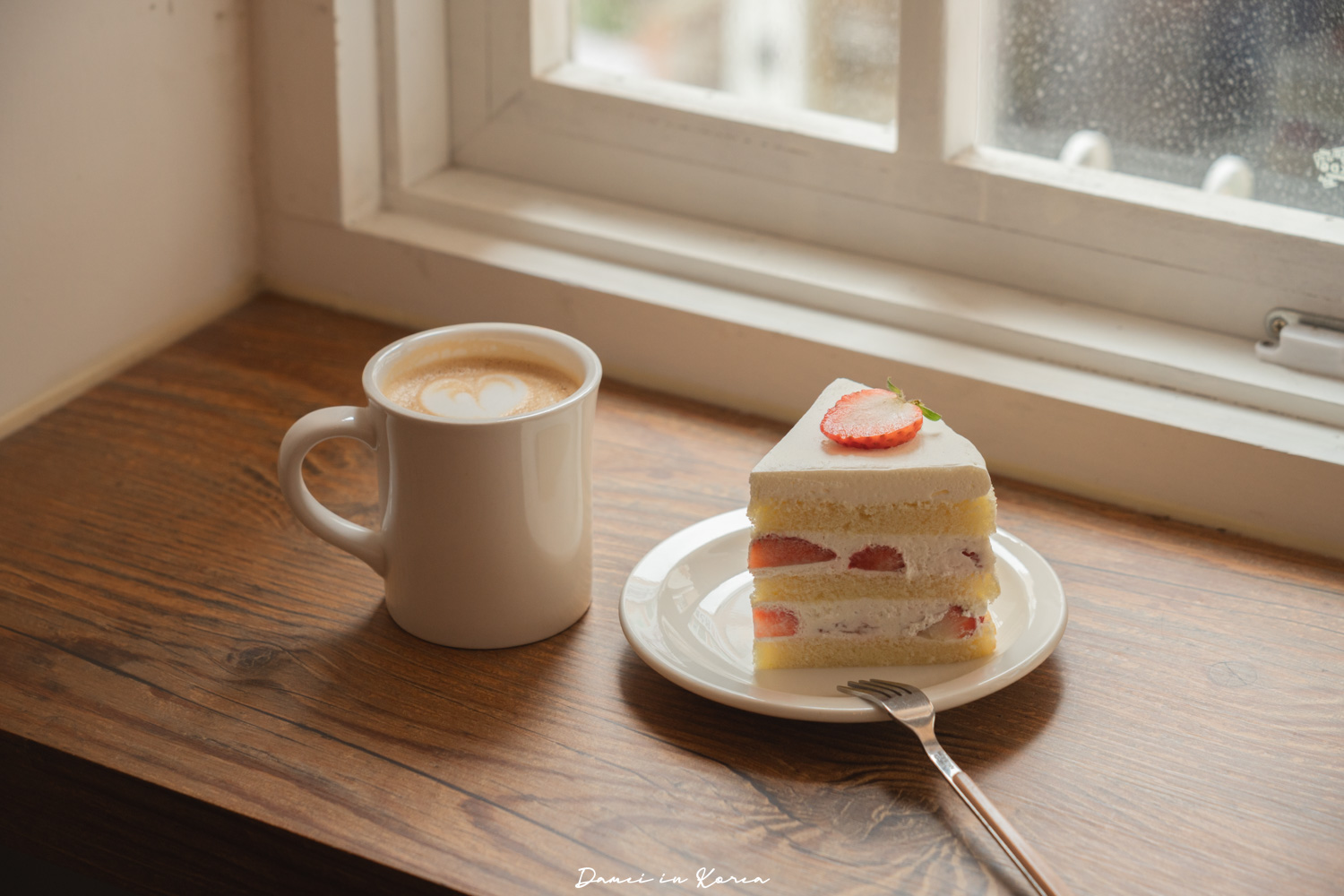 釜山南浦咖啡廳推薦!Top floor탑플로어-草莓鮮奶油蛋糕清爽不膩口，法式風格空間又好拍照
