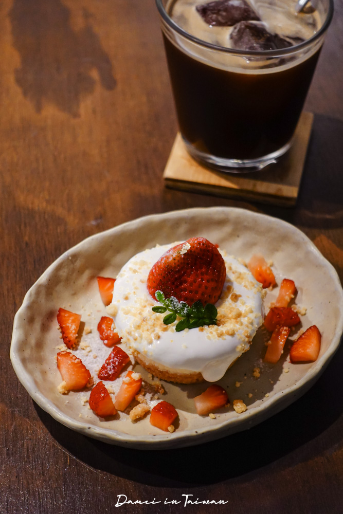 台北車站附近咖啡廳推薦「吃咖 Chikafe」必點酸奶起司蛋糕，回訪無數次的口袋名單