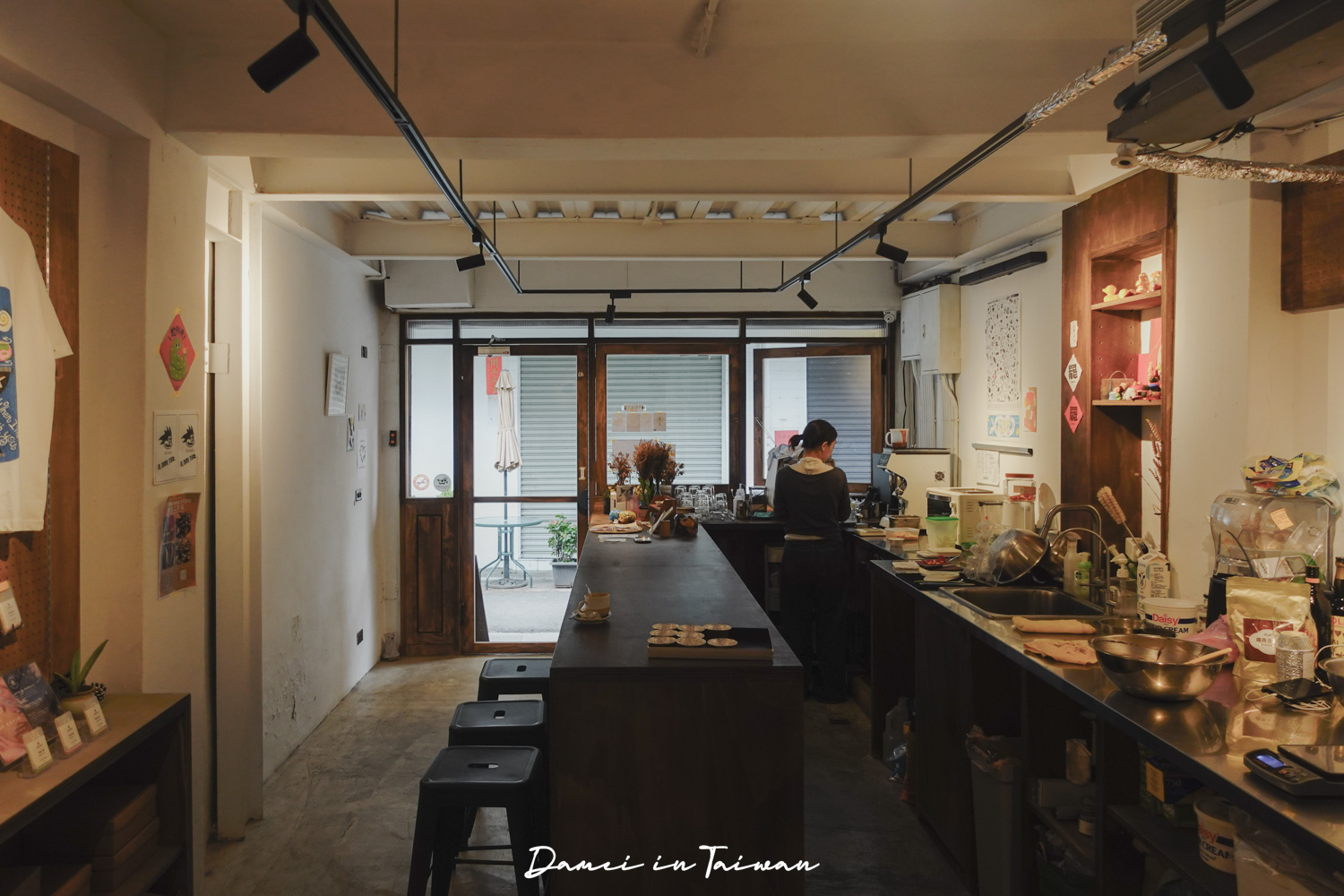 台北車站附近咖啡廳推薦「吃咖 Chikafe」必點酸奶起司蛋糕，回訪無數次的口袋名單