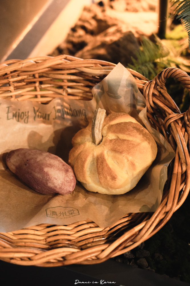 濟州大型咖啡廳推薦!濟州堂 Jejudang Bakery Café-逼真的農作物麵包,宛如走進農園的室內空間 - 第30張圖 濟州大型咖啡廳推薦!濟州堂 Jejudang Bakery Café-逼真的農作物麵包,宛如走進農園的室內空間