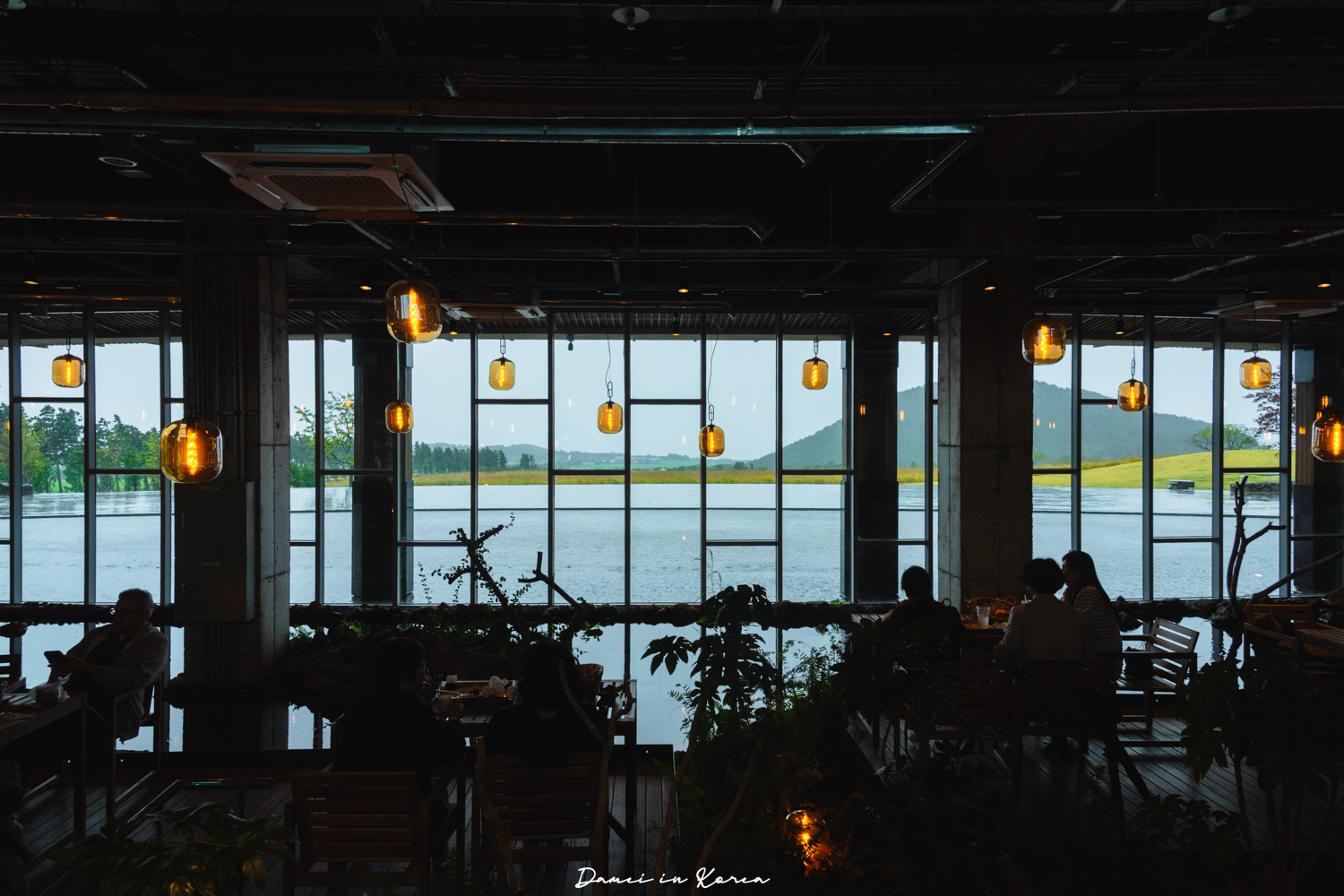 濟州大型咖啡廳推薦!濟州堂 Jejudang Bakery Café-逼真的農作物麵包,宛如走進農園的室內空間 - 第4張圖 濟州大型咖啡廳推薦!濟州堂 Jejudang Bakery Café-逼真的農作物麵包,宛如走進農園的室內空間