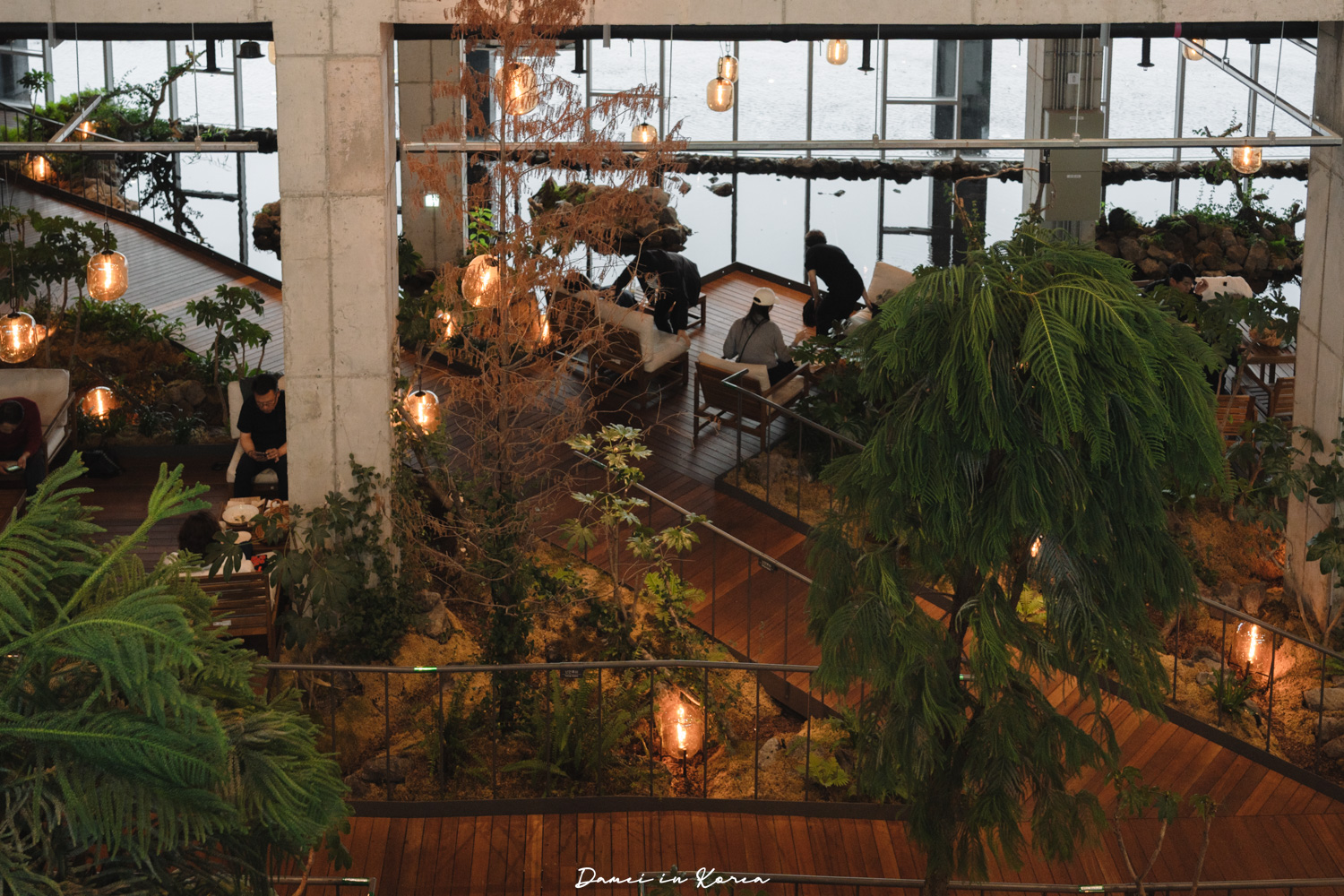 濟州大型咖啡廳推薦!濟州堂 Jejudang Bakery Café-逼真的農作物麵包,宛如走進農園的室內空間 - 第9張圖 濟州大型咖啡廳推薦!濟州堂 Jejudang Bakery Café-逼真的農作物麵包,宛如走進農園的室內空間