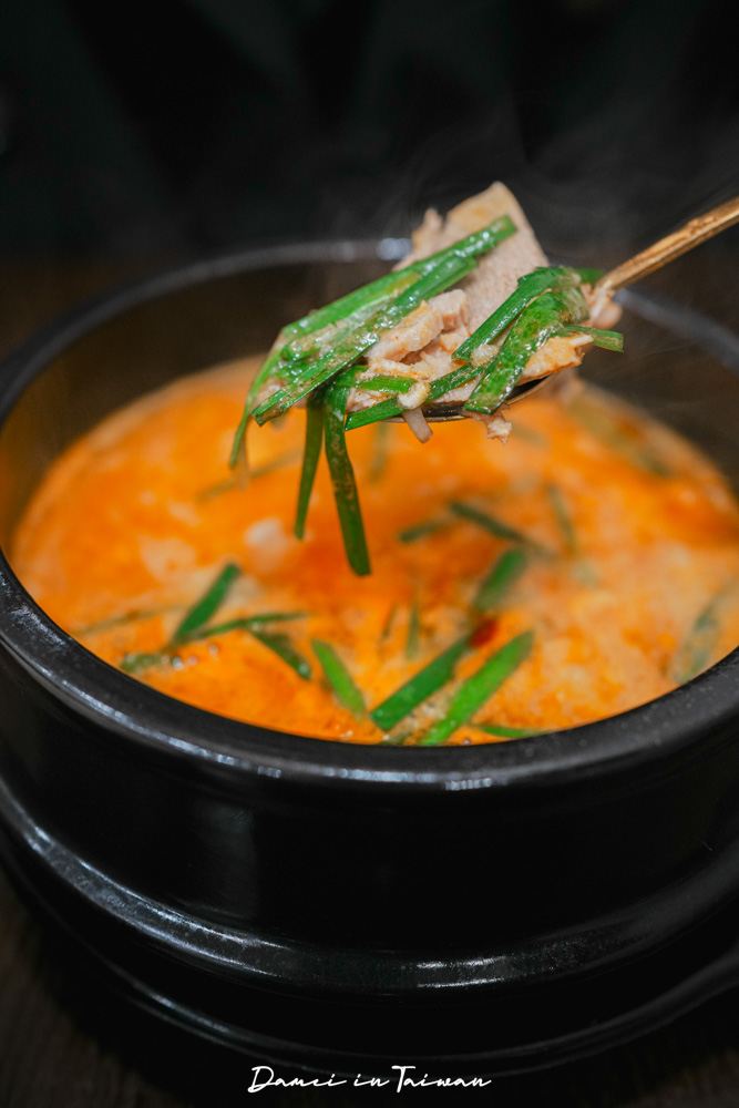 台北豬肉湯飯推薦！釜山湯飯부산국밥-新鮮豬骨熬煮，附近上班族的口袋名單