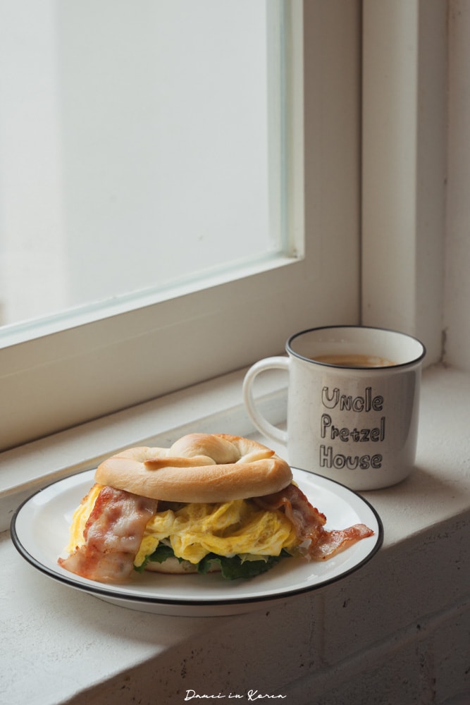濟州島咸德海灘美食「Uncle Pretzel Bagel」藏在濟州島小房子裡的鹼水麵包，好拍又好吃