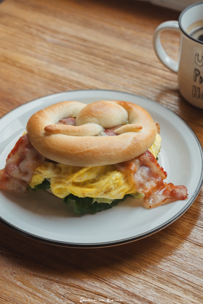 濟州島咸德海灘美食「Uncle Pretzel Bagel」藏在濟州島小房子裡的鹼水麵包，好拍又好吃