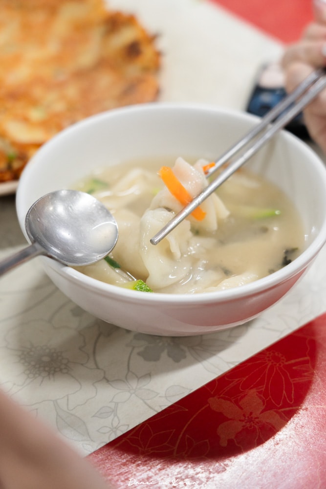 首爾三清洞美食「三清洞麵疙瘩」米其林必比登推薦！44年傳統老店，陶甕麵疙瘩超吸睛