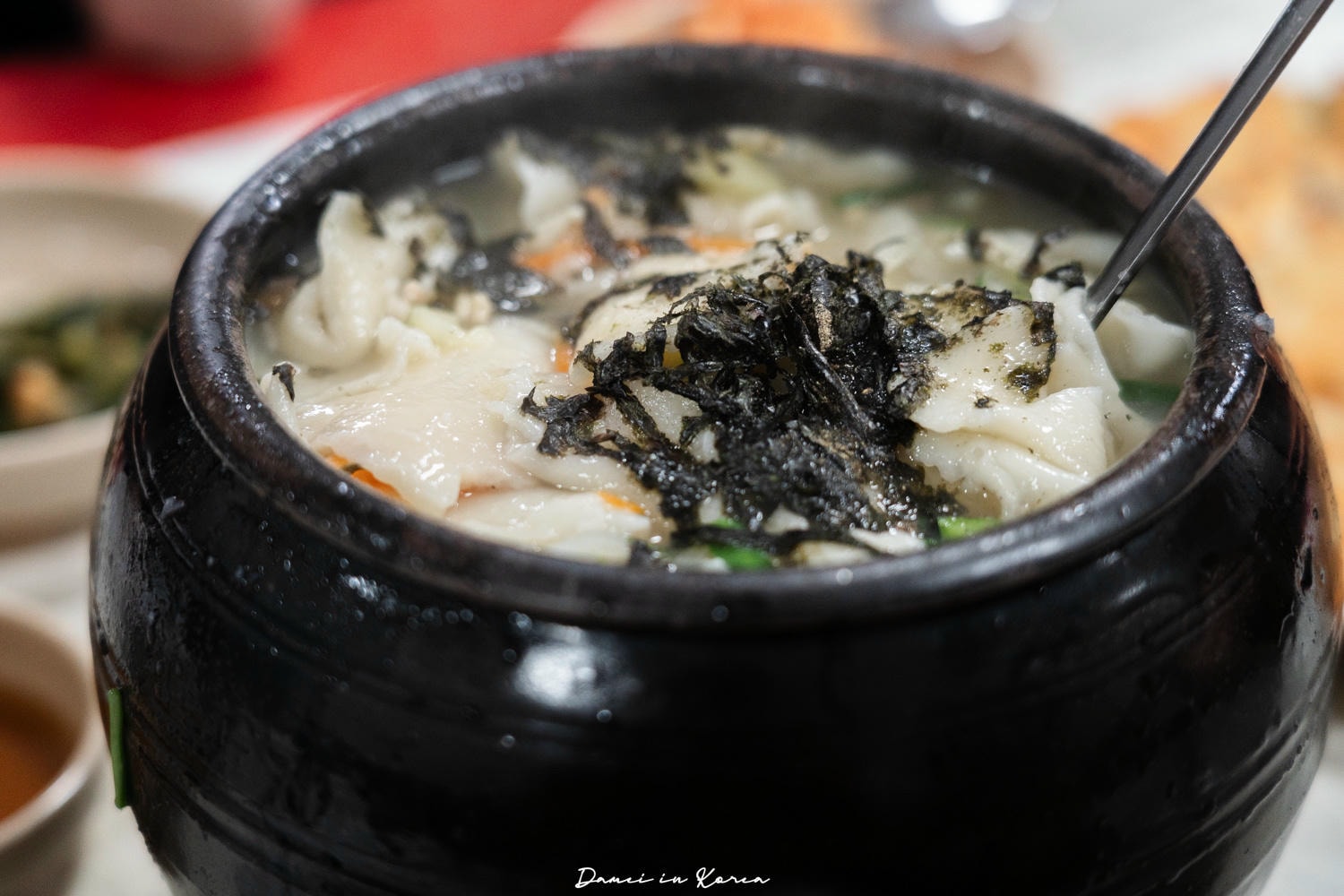 首爾三清洞美食「三清洞麵疙瘩」米其林必比登推薦！44年傳統老店，陶甕麵疙瘩超吸睛