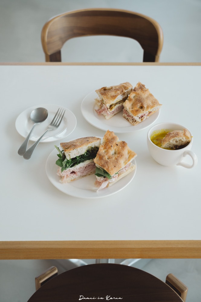 東大門早午餐推薦「andwich 앤드위치」人氣手工佛卡夏專賣,窯烤披薩也不容錯過 - 第21張圖 東大門早午餐推薦「andwich 앤드위치」人氣手工佛卡夏專賣,窯烤披薩也不容錯過