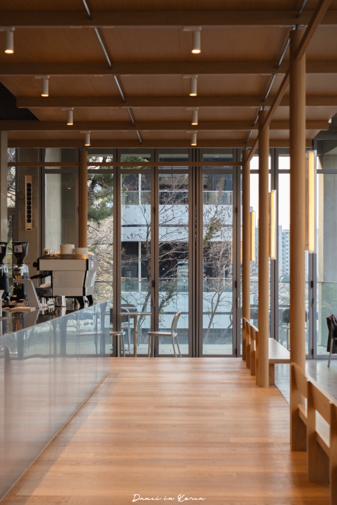 釜山藍瓶咖啡「Blue Bottle Coffee釜山民樂店」春日賞櫻必訪，頂樓露台坐擁水營灣海景