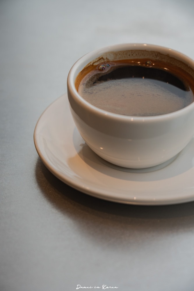 釜山藍瓶咖啡「Blue Bottle Coffee釜山民樂店」春日賞櫻必訪，頂樓露台坐擁水營灣海景