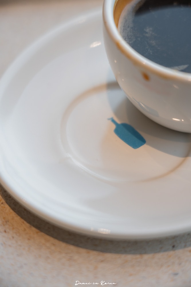 釜山藍瓶咖啡「Blue Bottle Coffee釜山民樂店」春日賞櫻必訪，頂樓露台坐擁水營灣海景