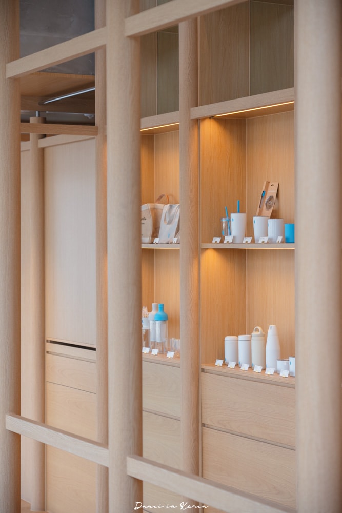 釜山藍瓶咖啡「Blue Bottle Coffee釜山民樂店」春日賞櫻必訪，頂樓露台坐擁水營灣海景