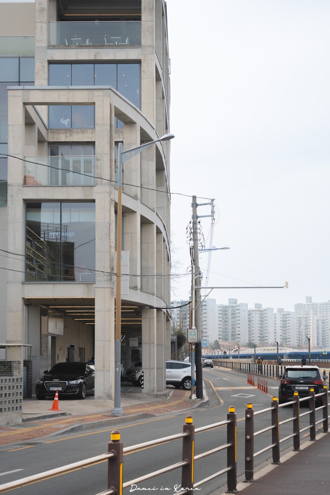 釜山藍瓶咖啡「Blue Bottle Coffee釜山民樂店」春日賞櫻必訪，頂樓露台坐擁水營灣海景