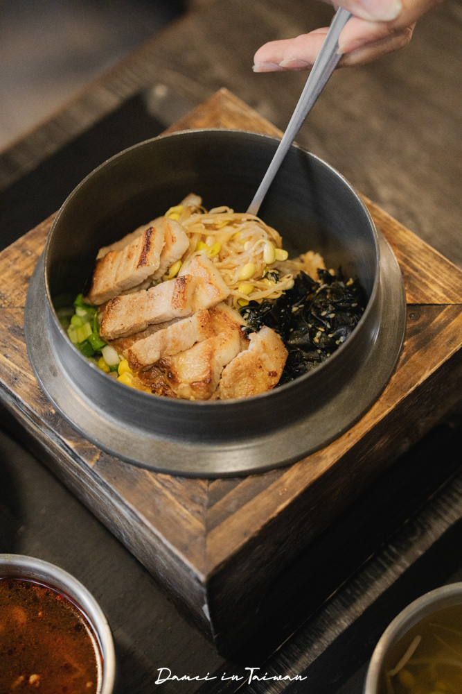 士林美食「金美麗人韓國直火釜飯專賣店」不用飛韓國也能吃到人氣釜飯，士林捷運站三分鐘！