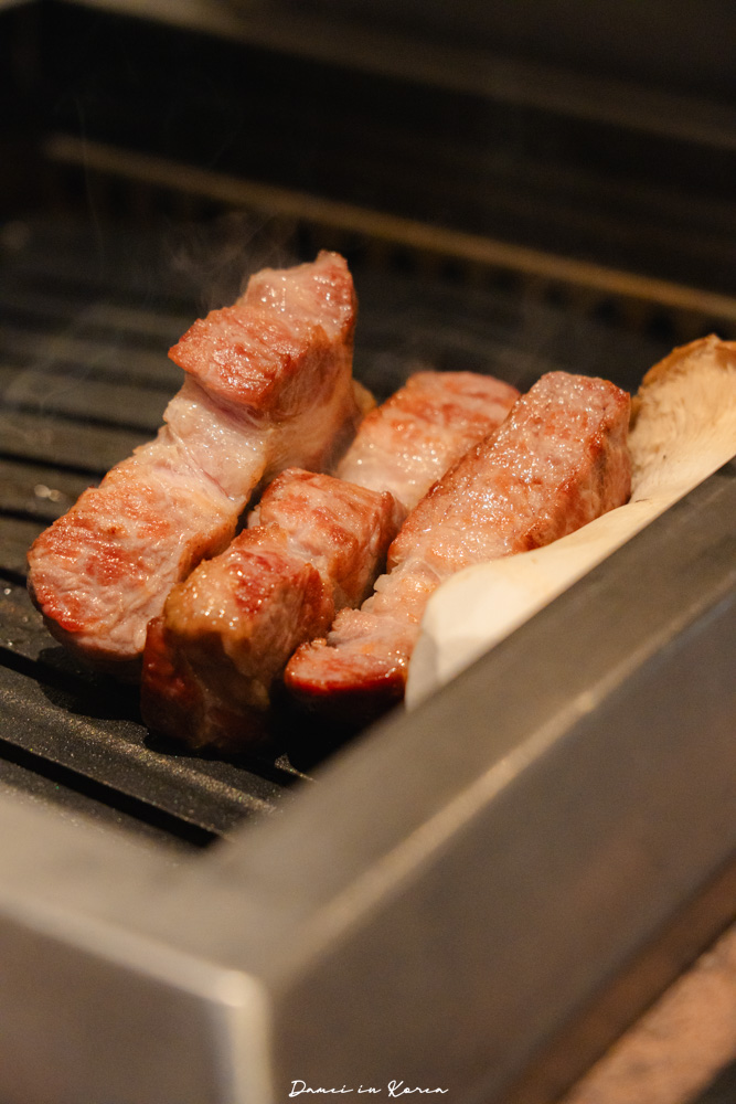濟州島烤肉「石牆黑豬肉」姜虎東也推薦的人氣烤肉店,鮑魚內臟炒飯也是必點 - 第25張圖 濟州島烤肉「石牆黑豬肉」姜虎東也推薦的人氣烤肉店,鮑魚內臟炒飯也是必點