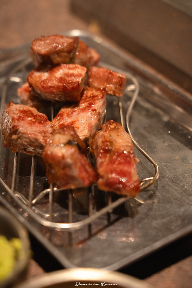 濟州島烤肉「石牆黑豬肉」姜虎東也推薦的人氣烤肉店,鮑魚內臟炒飯也是必點 - 第26張圖 濟州島烤肉「石牆黑豬肉」姜虎東也推薦的人氣烤肉店,鮑魚內臟炒飯也是必點