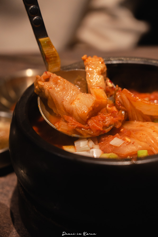 濟州島烤肉「石牆黑豬肉」姜虎東也推薦的人氣烤肉店,鮑魚內臟炒飯也是必點 - 第32張圖 濟州島烤肉「石牆黑豬肉」姜虎東也推薦的人氣烤肉店,鮑魚內臟炒飯也是必點